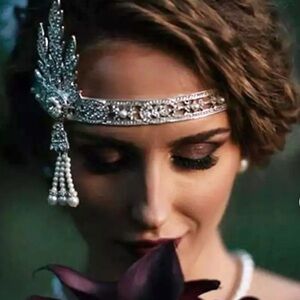 1920’s Great Gatsby Art Deco Elegant Silver Headband with C
Rhinestones & Pearls